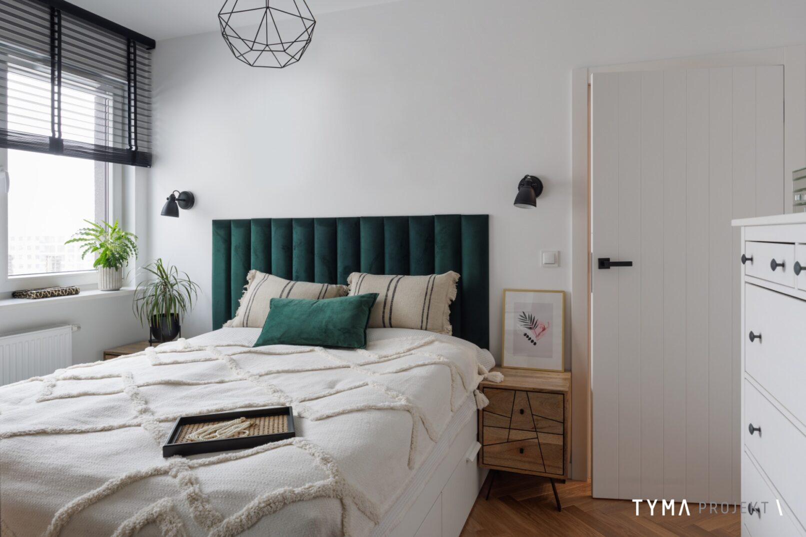 Łóżko kontynentalne z tapiecerowanym nagłówkiem.