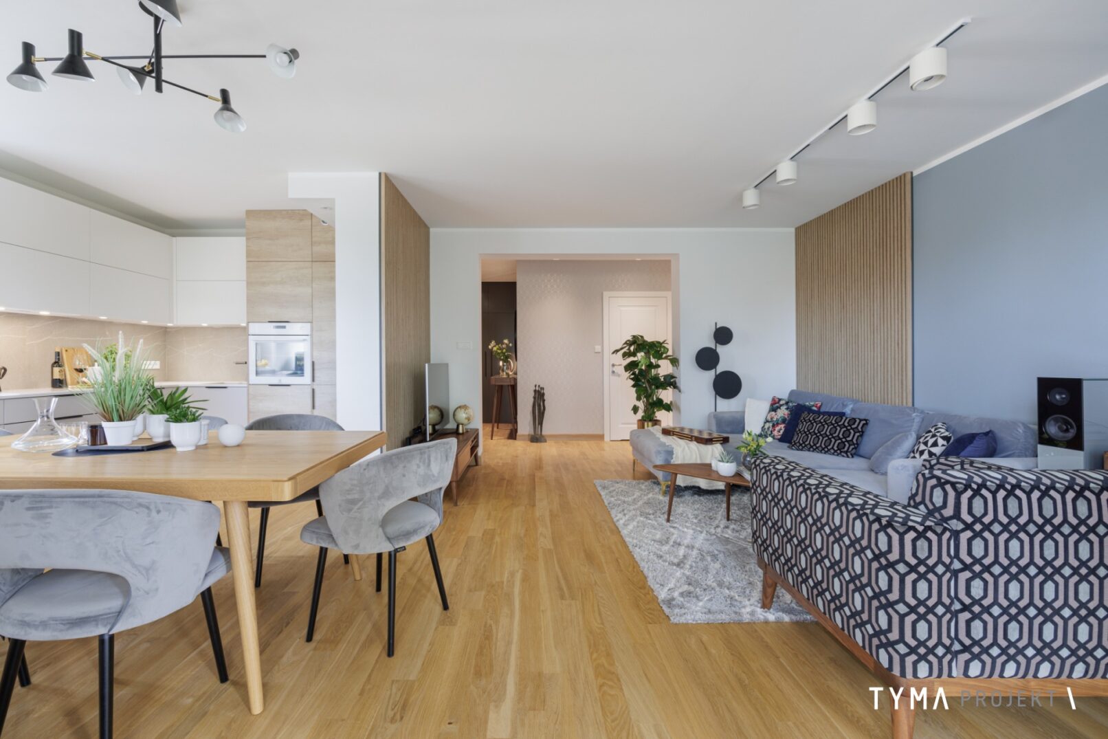 Salon aneksem kuchennym.