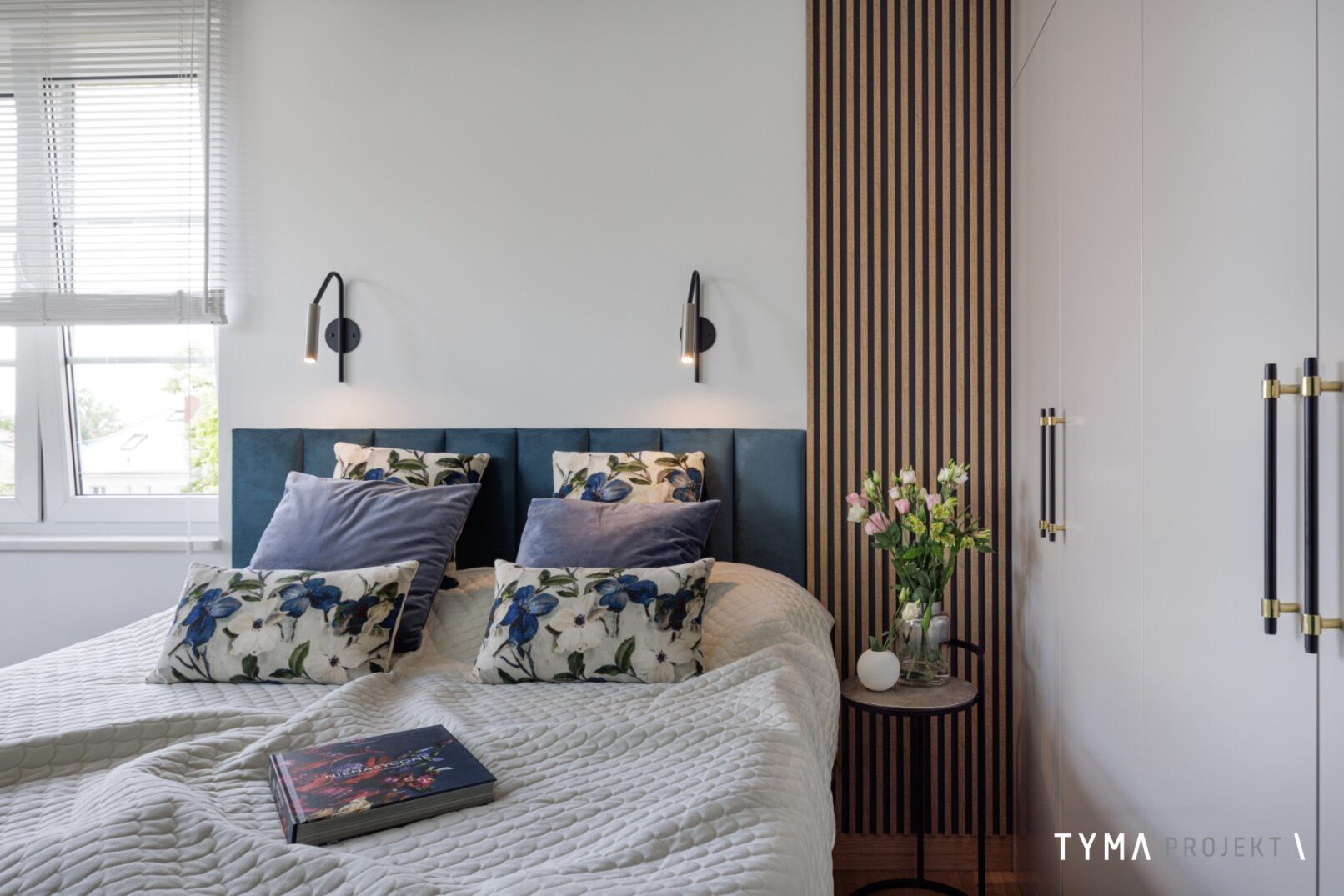 Łóżko z tapicerowanym zagłówkiem.