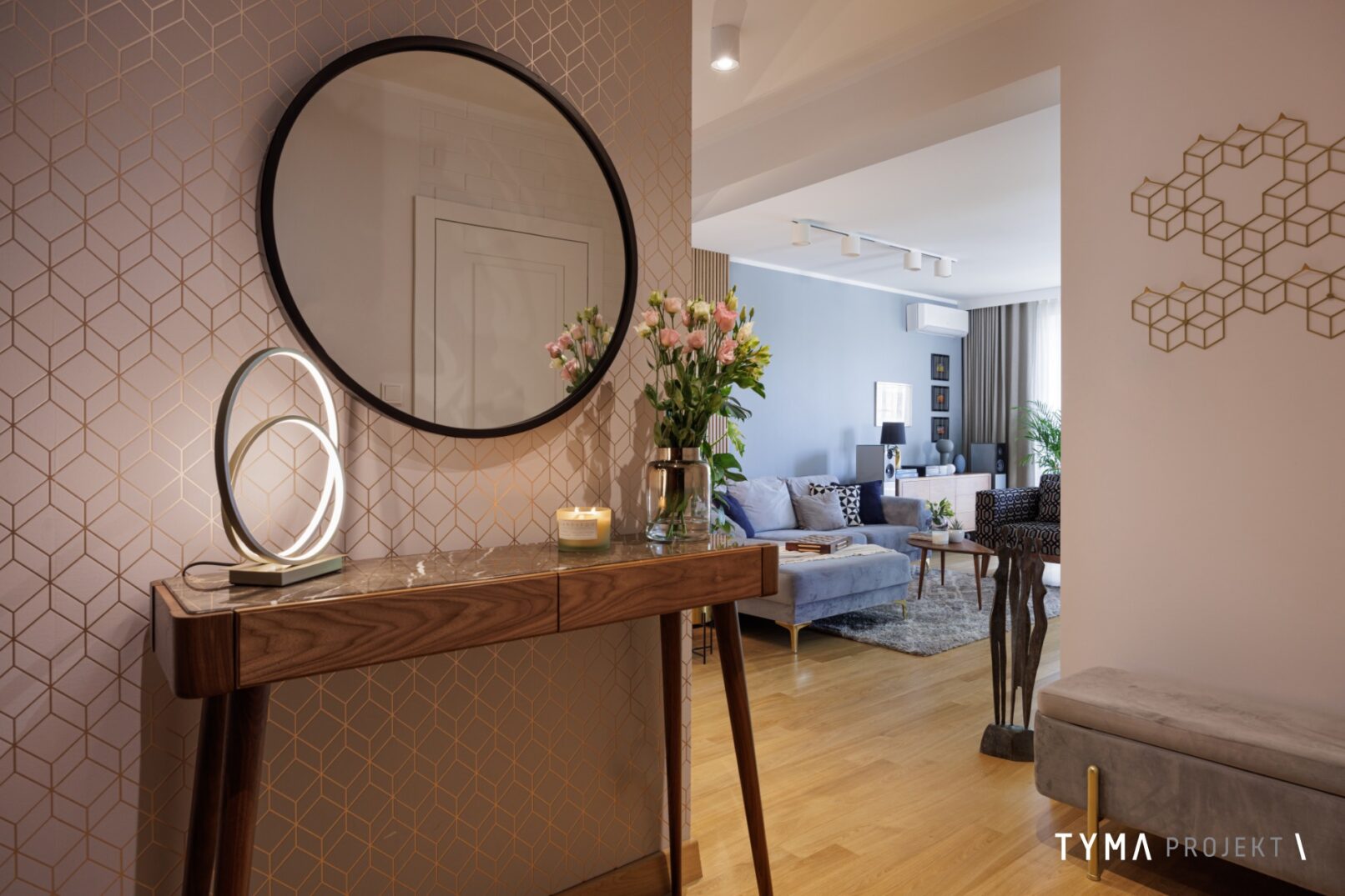 Konsolka Ziemann i geometryczna tapeta Esta Home.