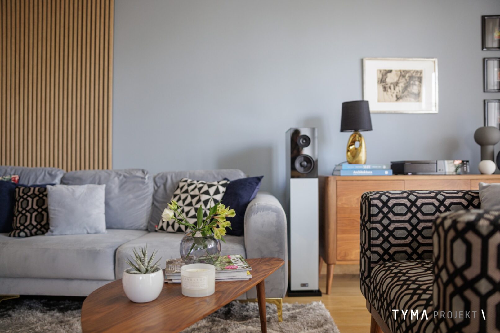 Wzorzysty fotel i meble Ziemann.