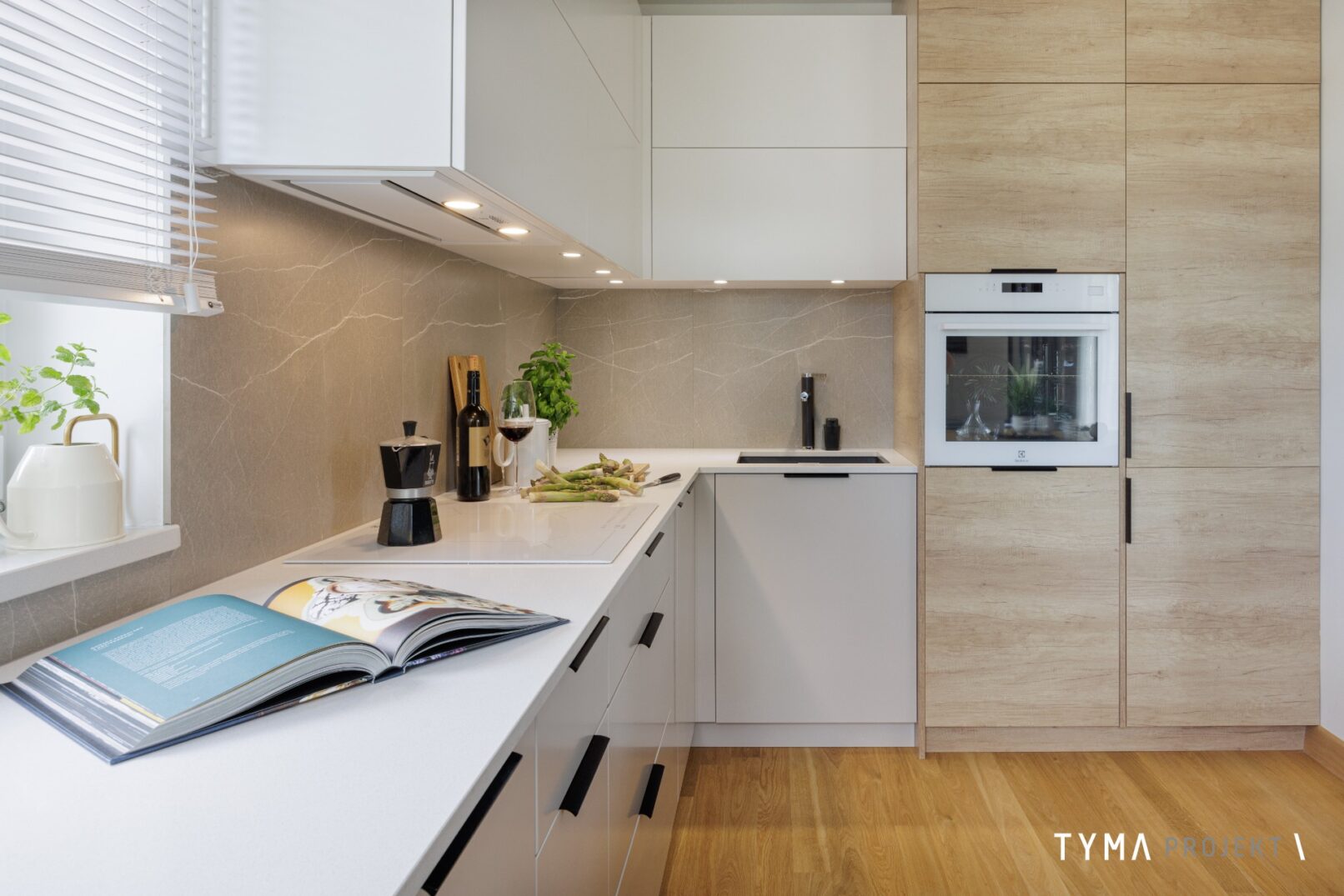 Kuchnia z blatem z konglomeratu Technistone.