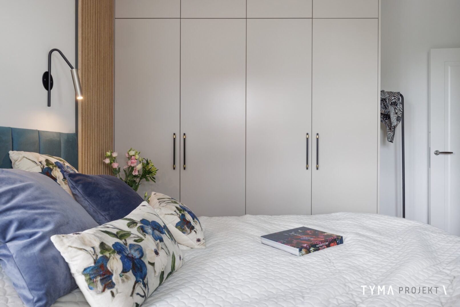 Zabudowa w sypialni.