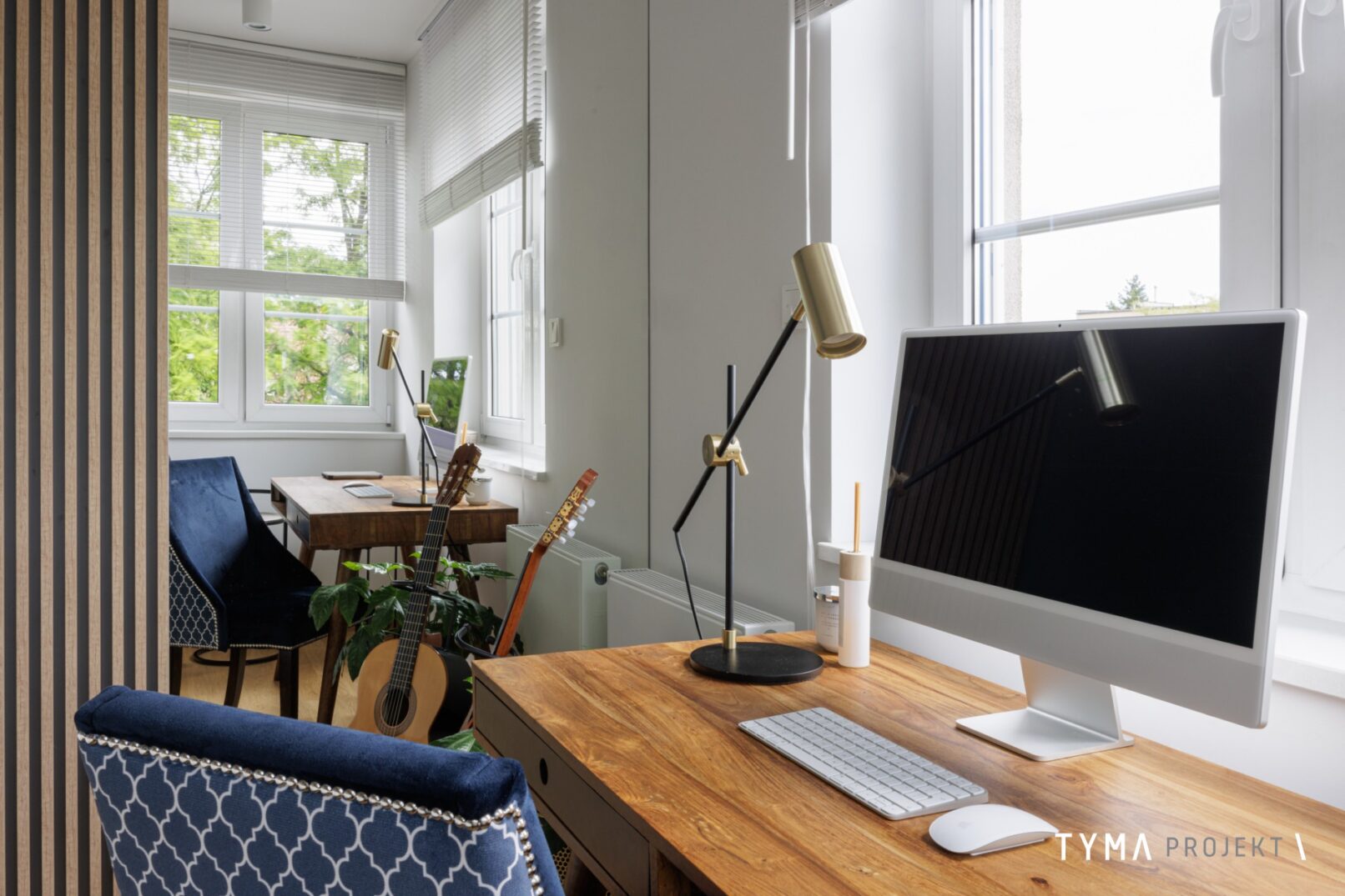 Home office przy dębowym biurku.