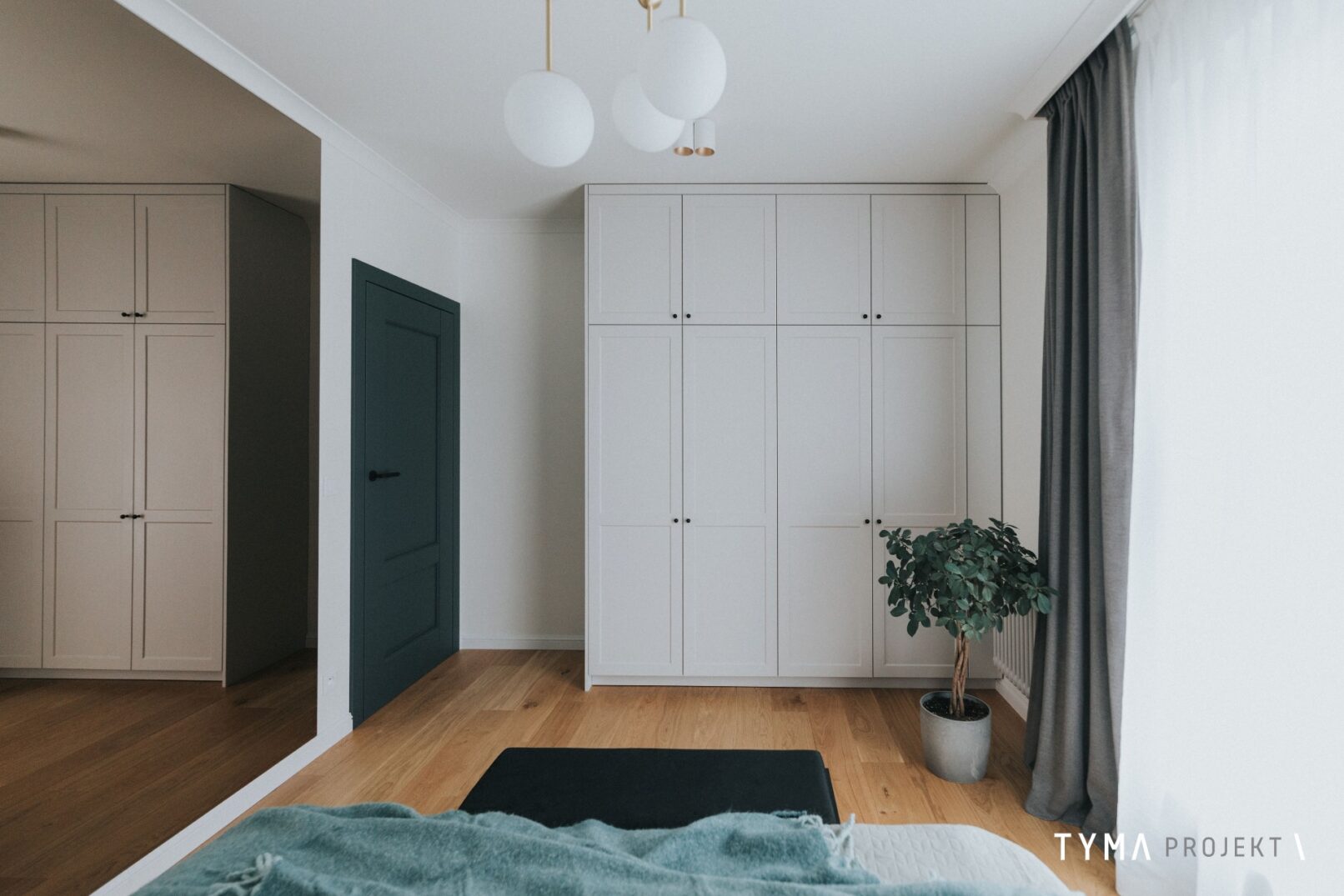 Szafa z ubraniowa w sypialni.