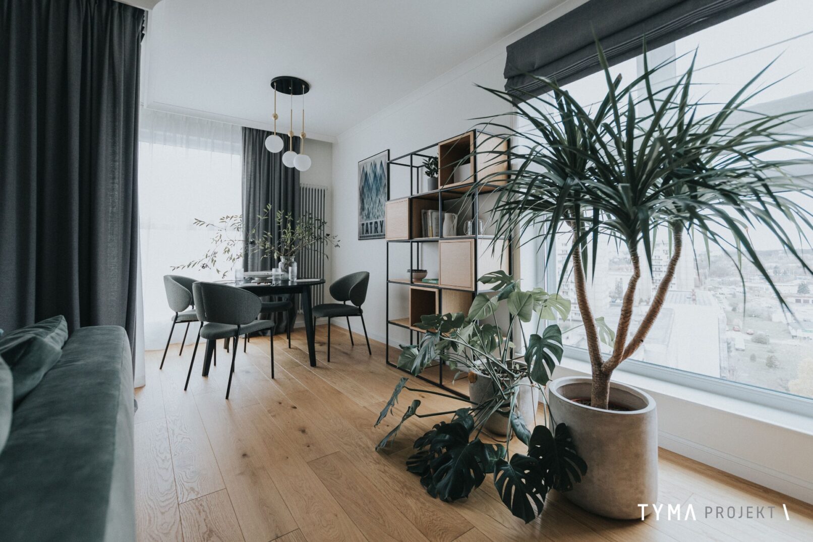 Jadalnia pełna kwiatów.