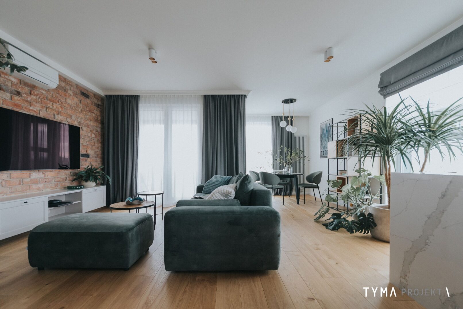 Wygodna sofa w kolorze butelkowej zieleni.