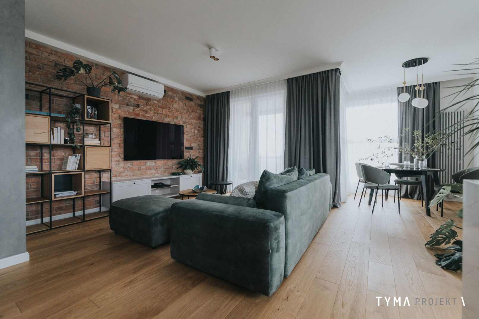 Strefa TV ze stara cegłą.