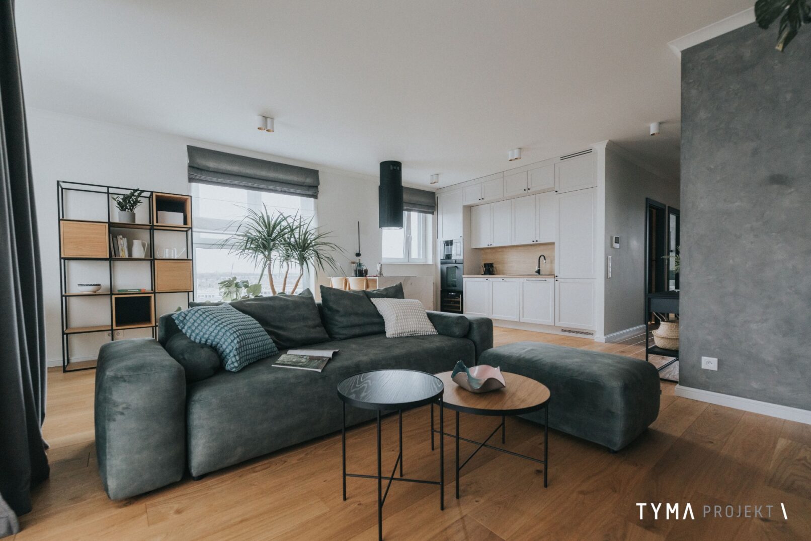 Sofa i stoliki kawowe w dwóch rozmiarów.