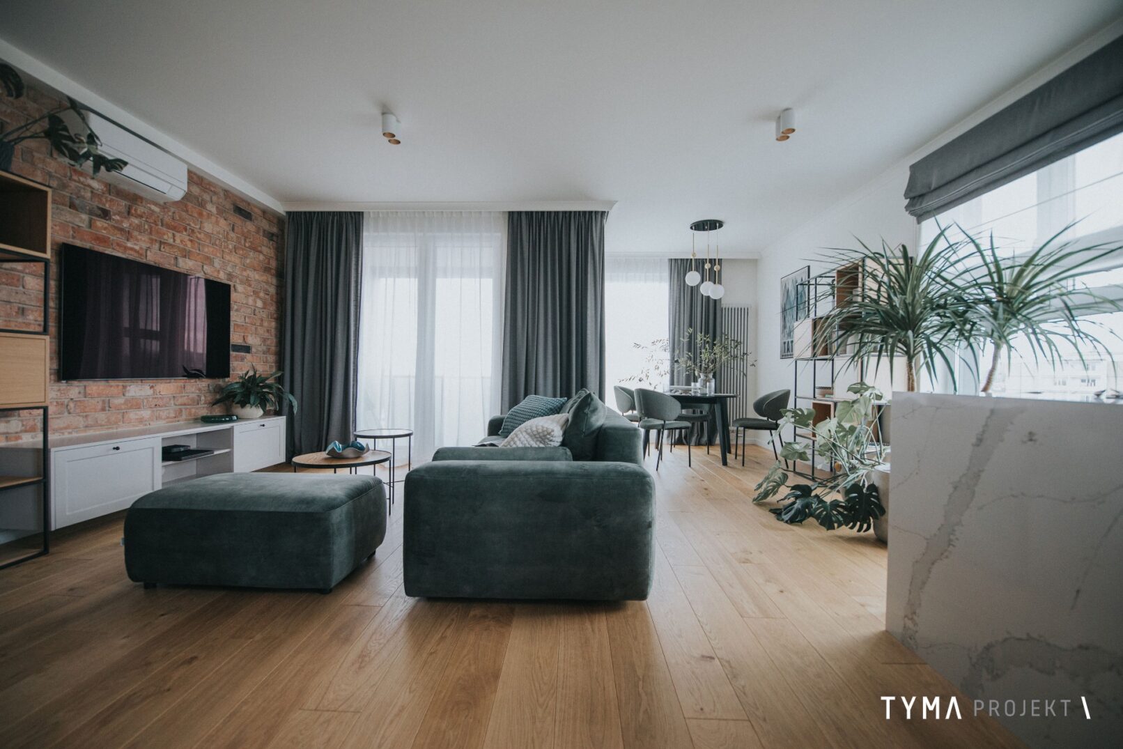 Salon z wygodną jadalnią.