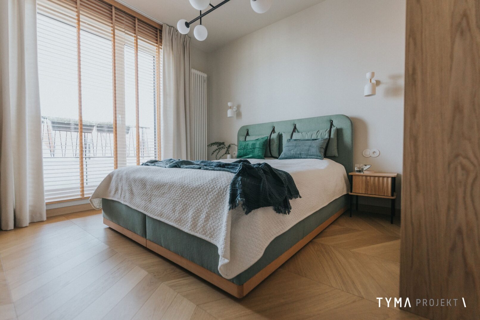 Sypialnia a w niej drewniane żaluzje
