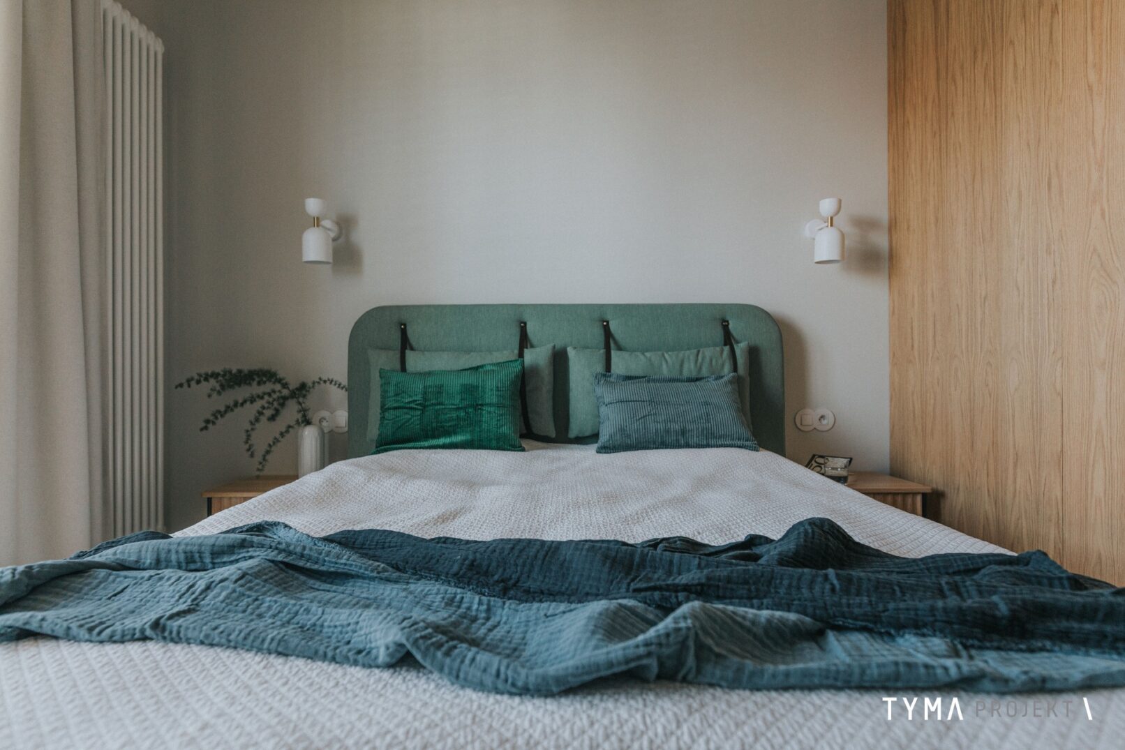 Wygodne łóżko i kinkiety Ummo Supuru