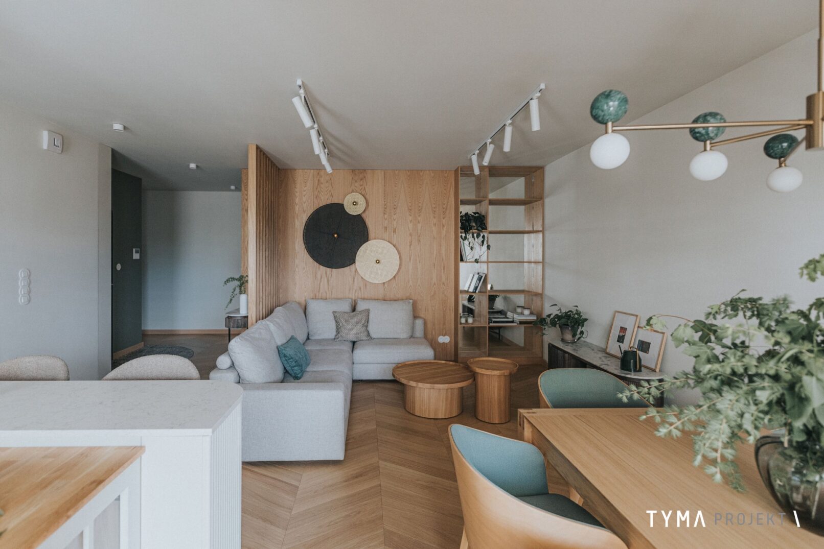 Salon w odcieniach zieleni i dębu