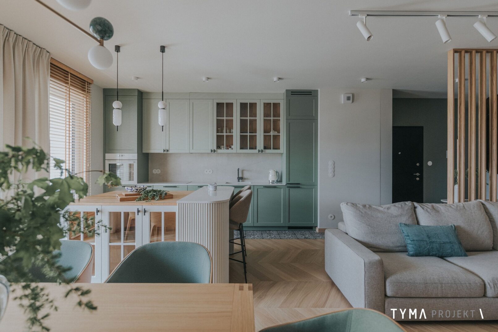 Widok z salonu na kuchnię z wyspą