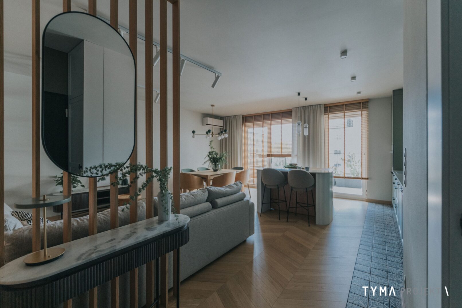 Konsolka i lustro w holu