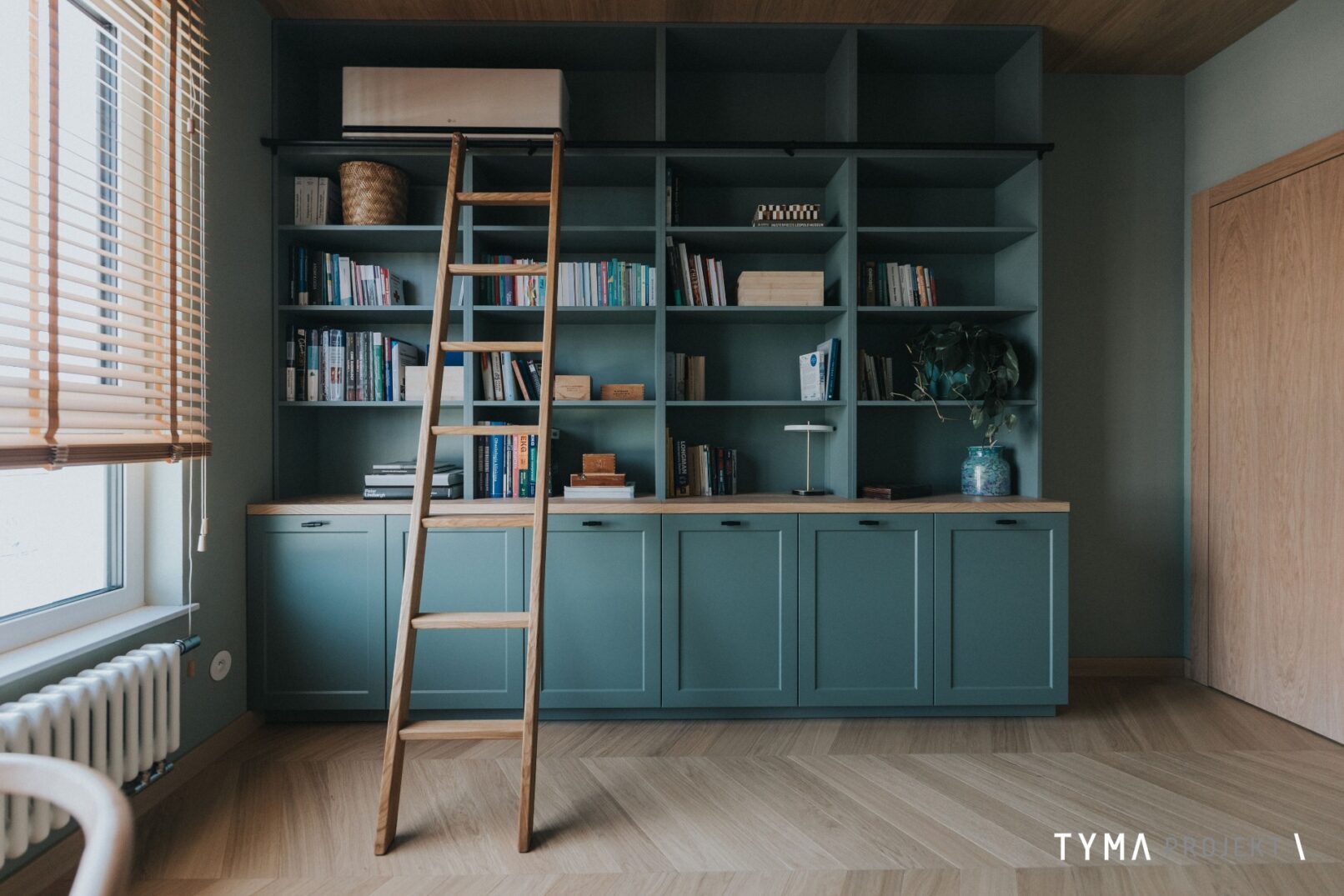 Efektowny zielony regał z drabinką. Zabudowa na wymiar