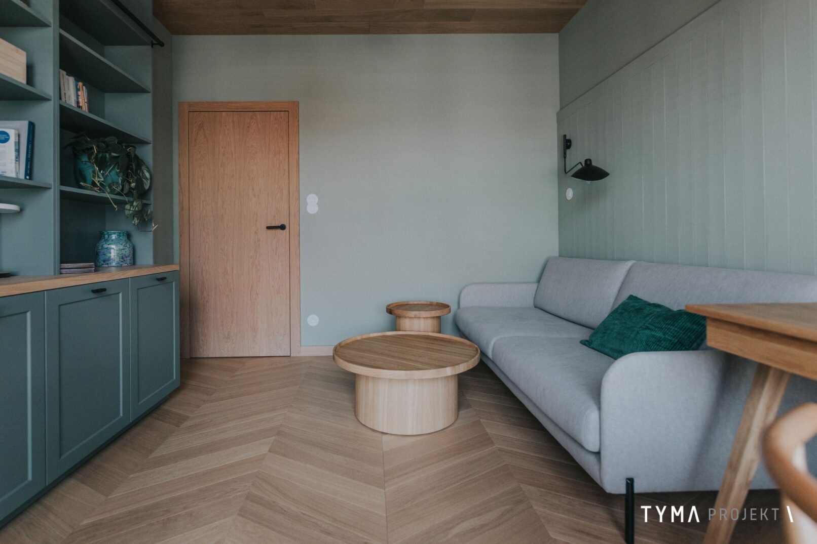 Gabinet z dębowymi stolikami