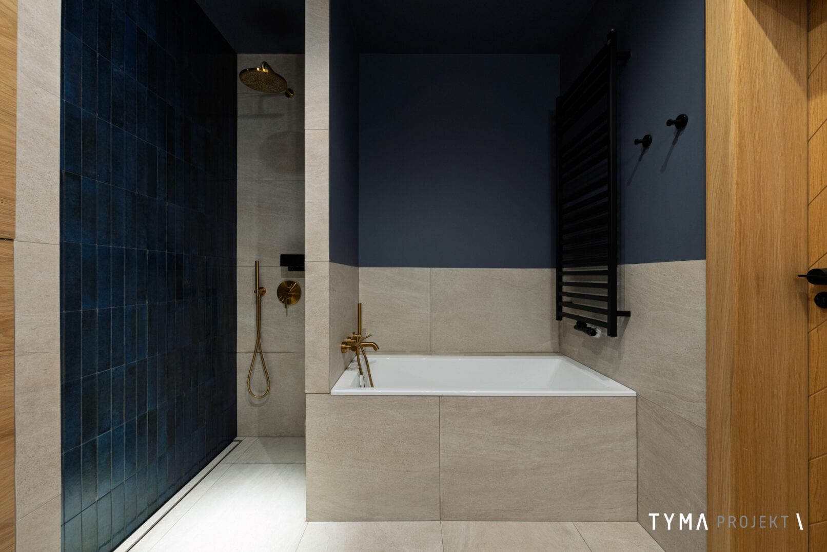 Łazienka z wanną oraz prysznicem z odpływem liniowym.