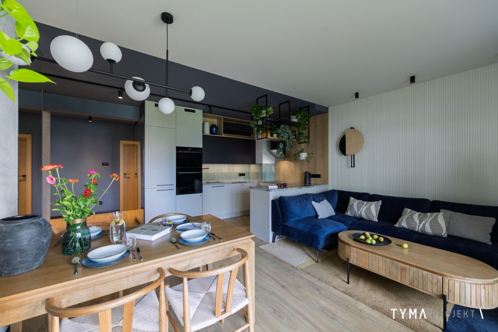 Przytulny salon z aneksem kuchennym.