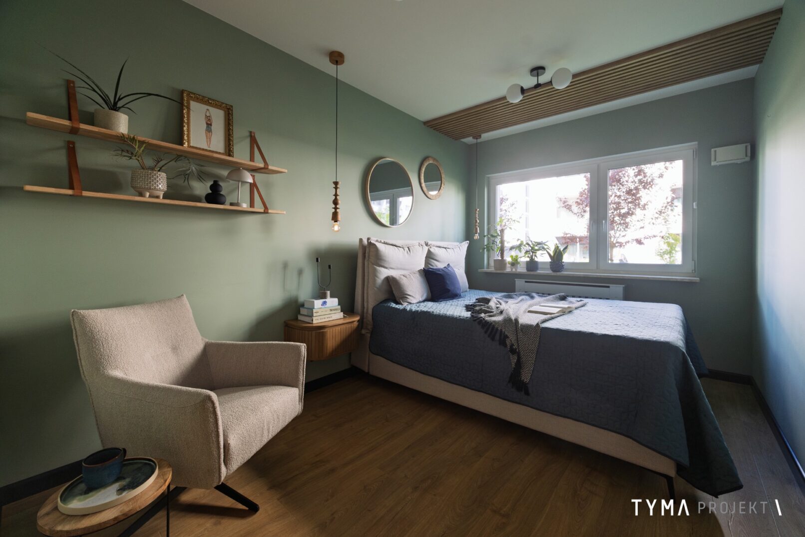 Sypialnia z lampą Lumina Deco i łóżkiem kontynentalnym.