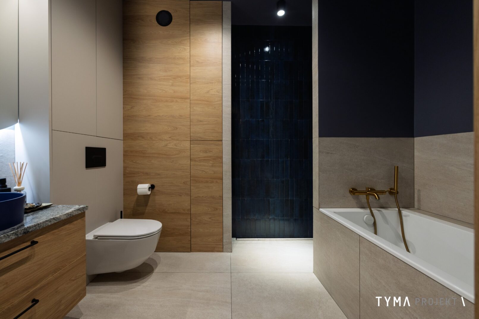 Łazienka z wanną i prysznicem we wnęce.