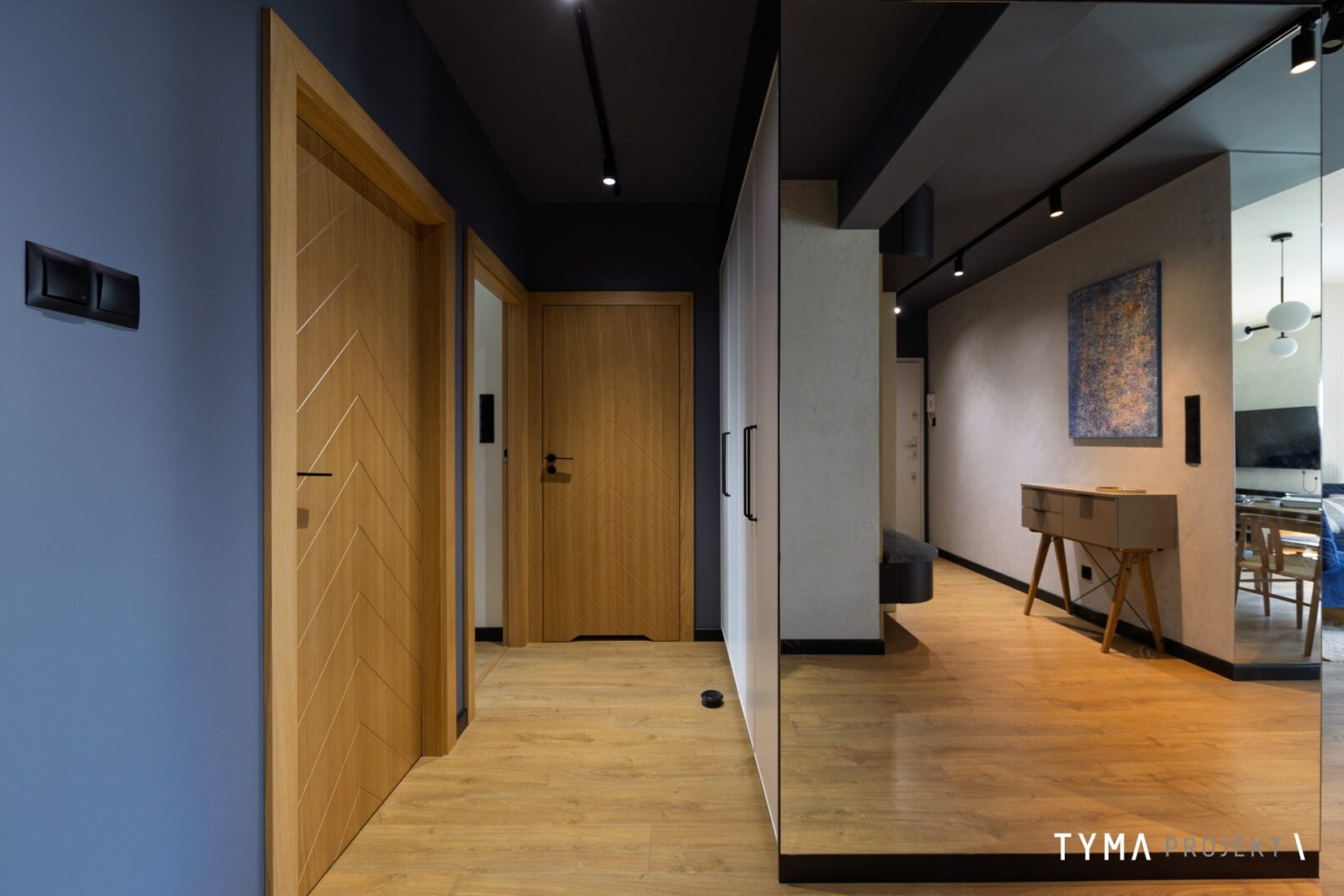 Lustro w holu powiększa przestrzeń.