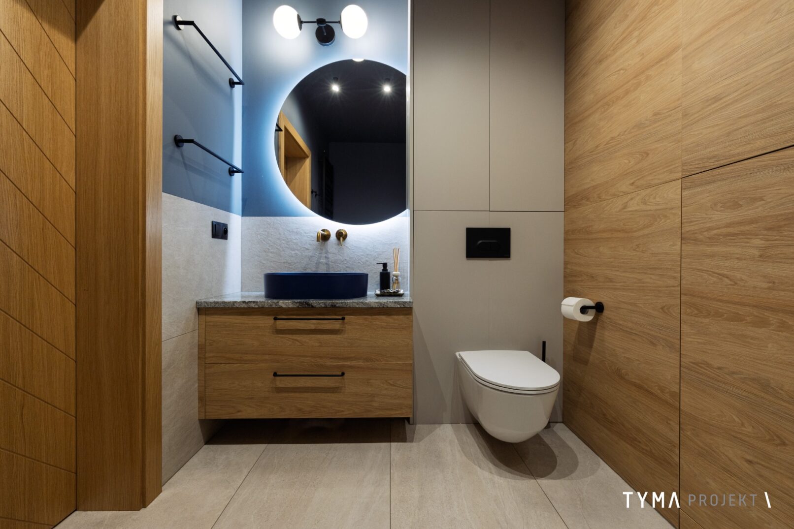 Łazienka w odcieniami dębu.