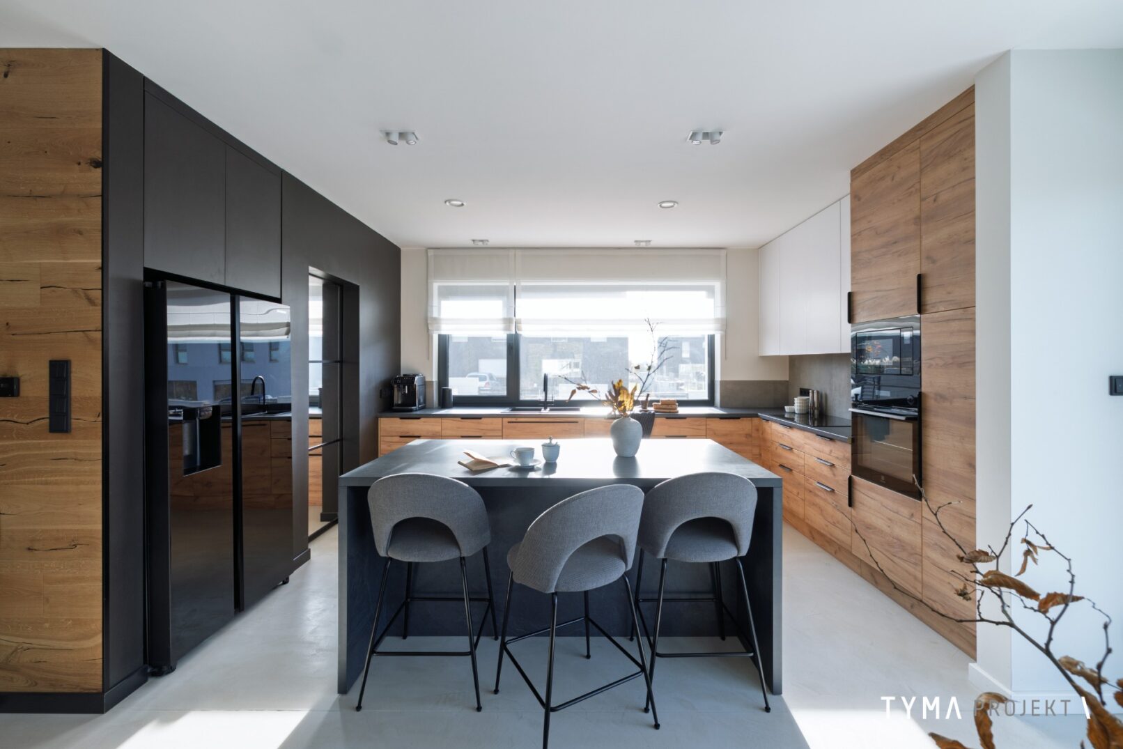 Wyspa w kuchni i paneling ścienny.