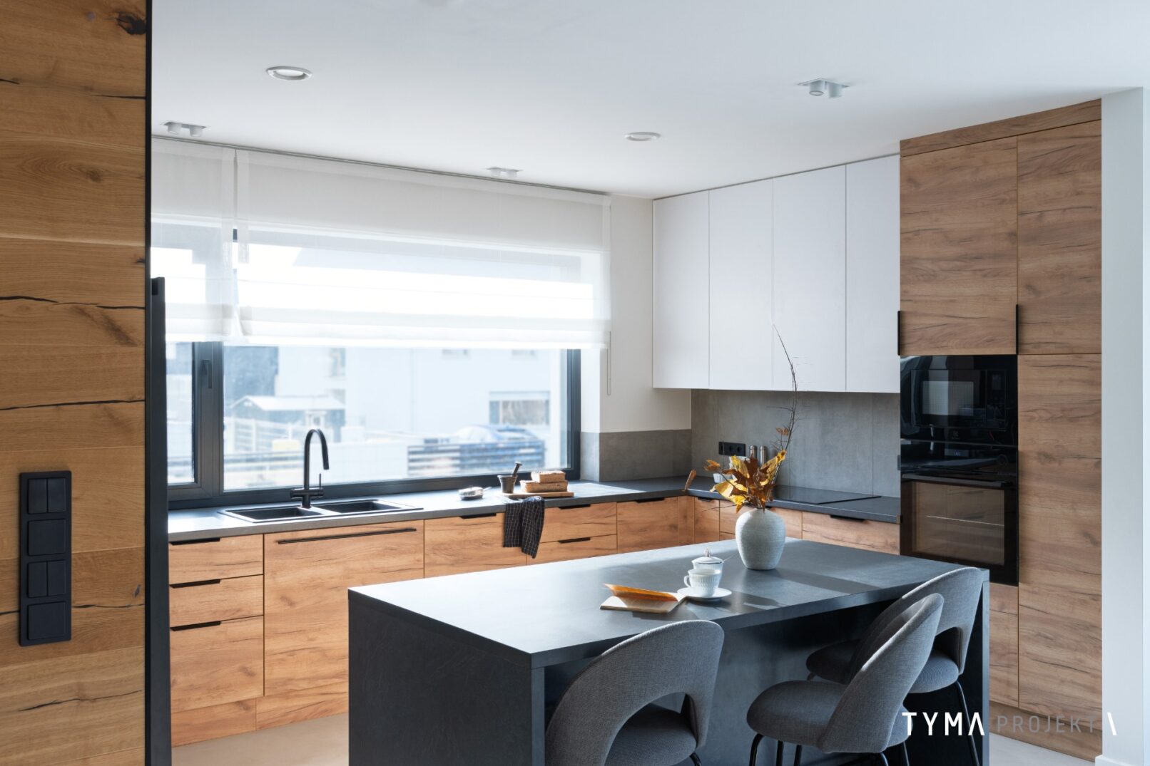 Kuchnia w stonowanych odcieniach.