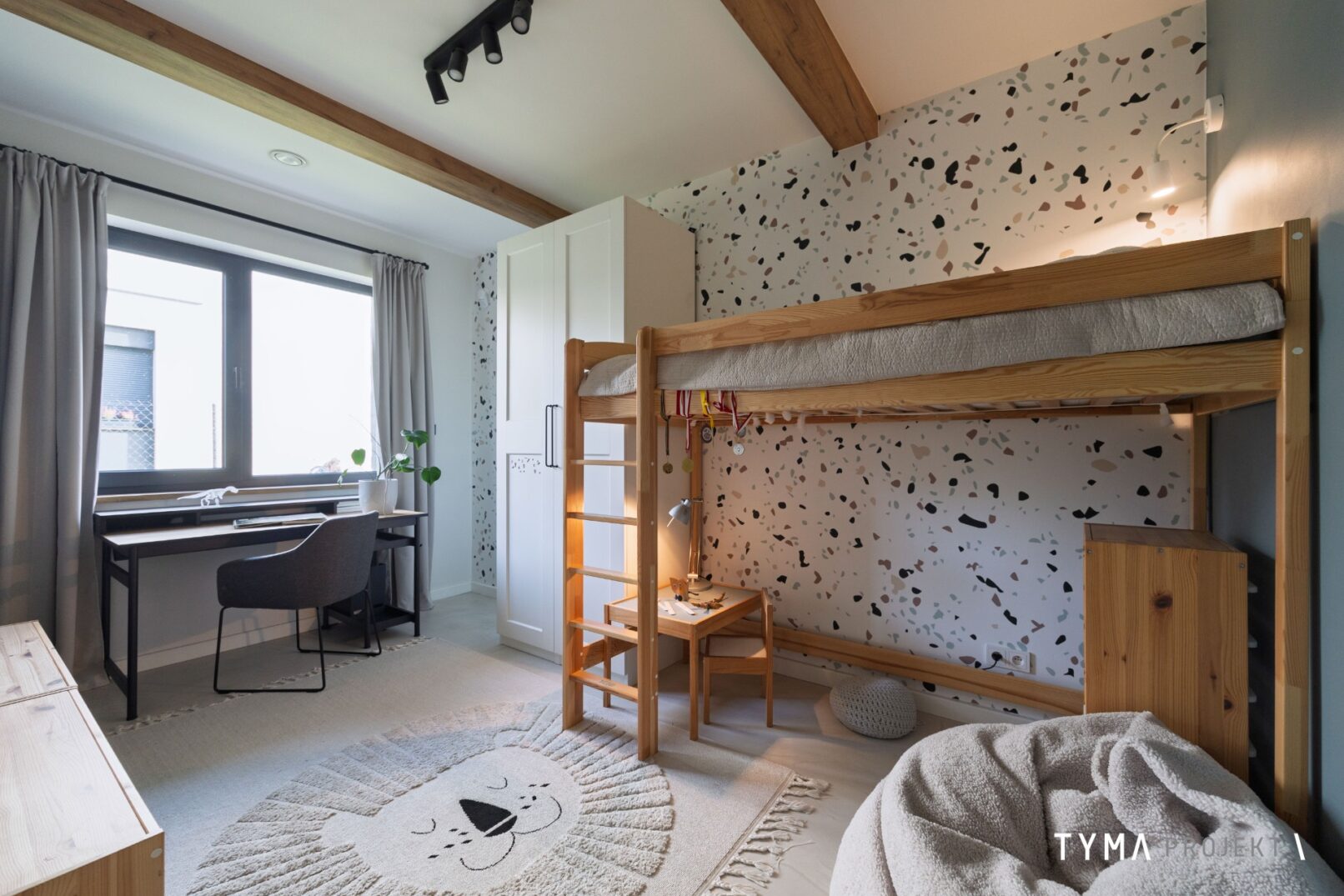 Pokój dziecięcy z przyjemnym miejscem do pracy.