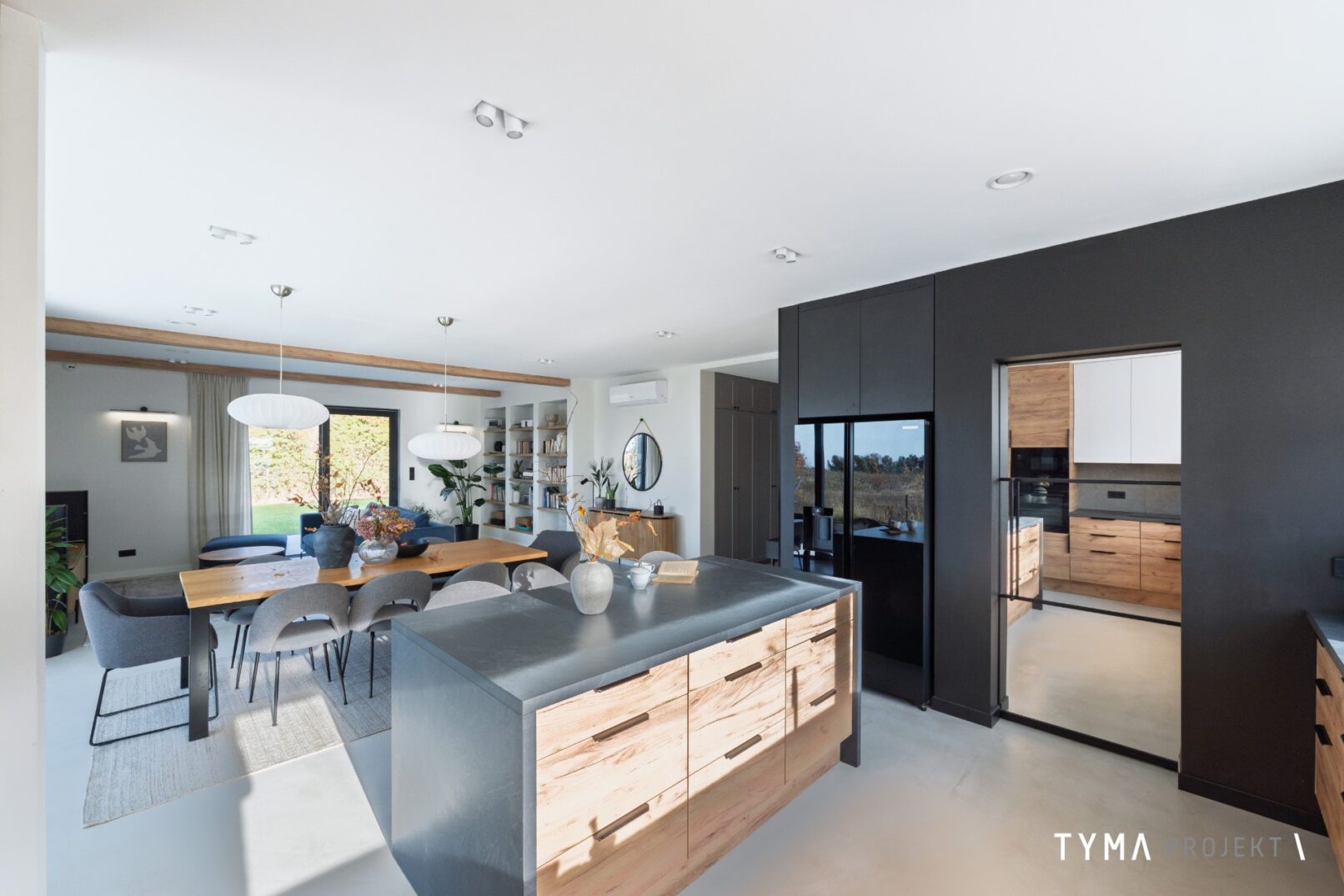 Kuchnia z wyspą i ukrytym wejściem do spiżarni.