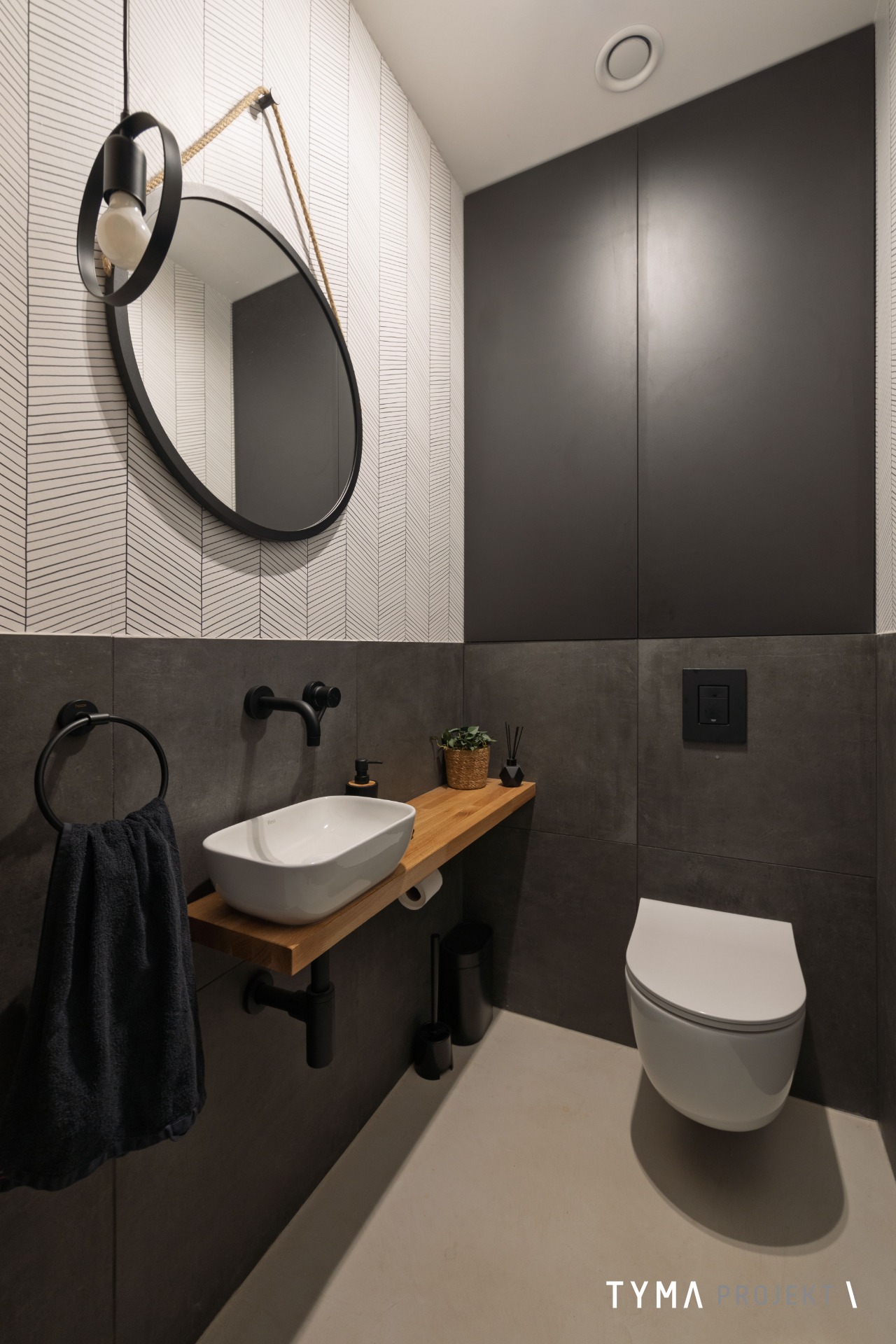 Biało-czarna toaleta.