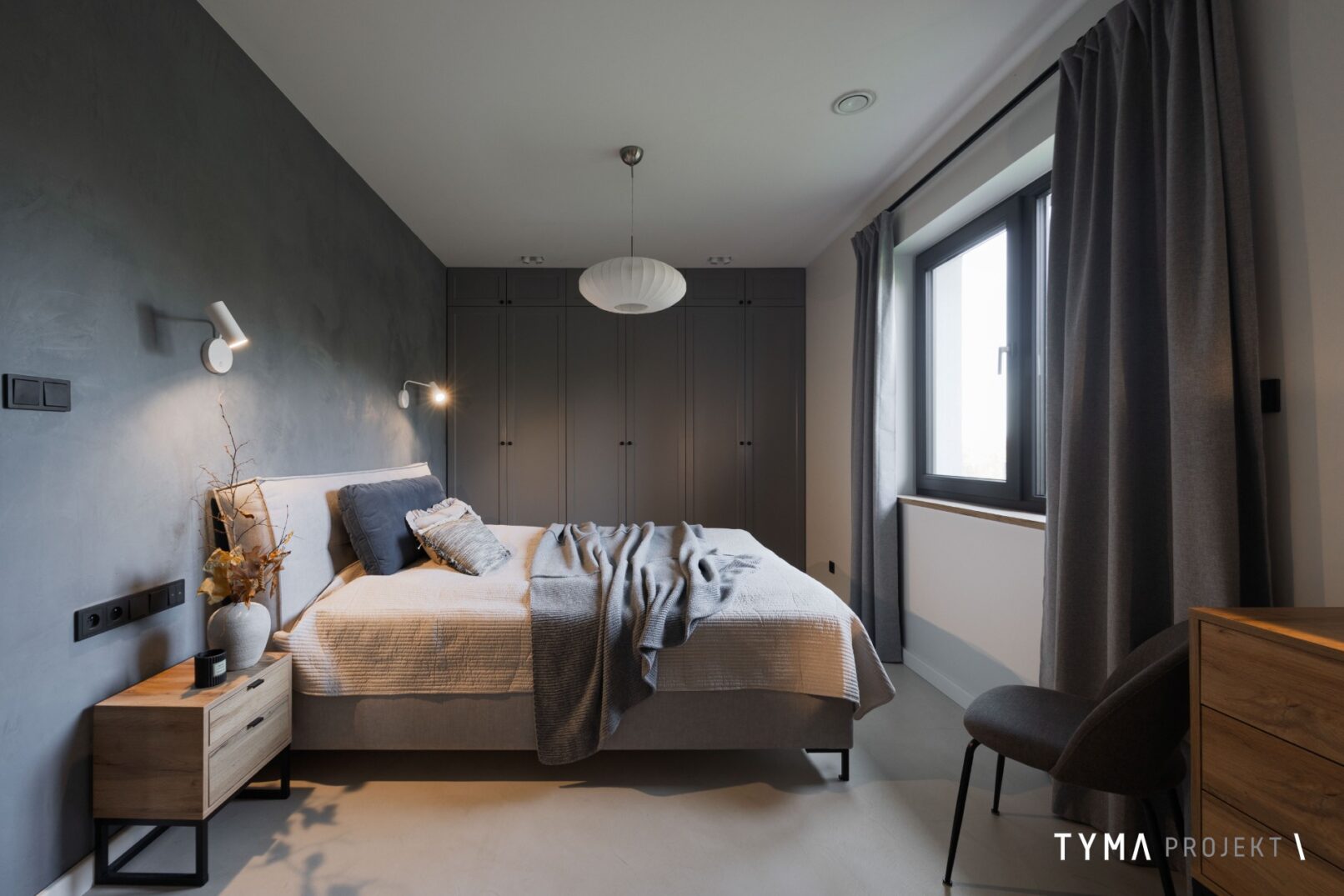 Przytulna sypiania z garderobą.