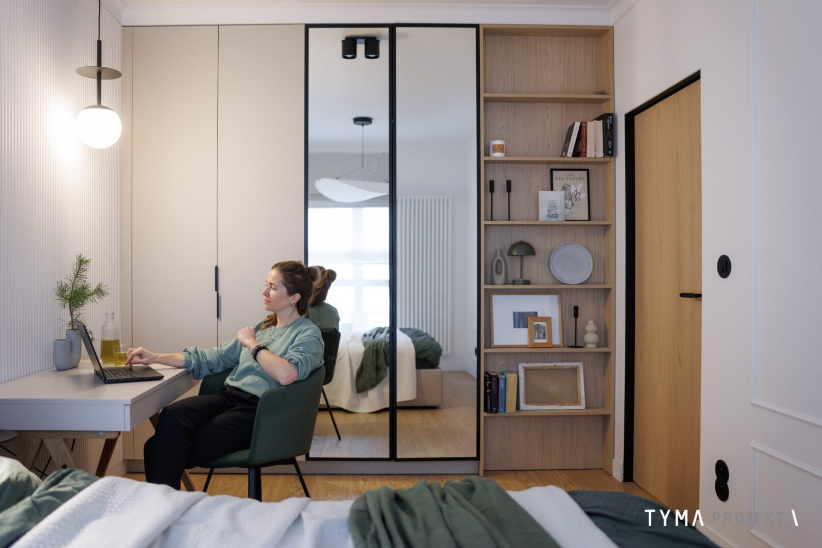 Miejsce do pracy w sypialni.