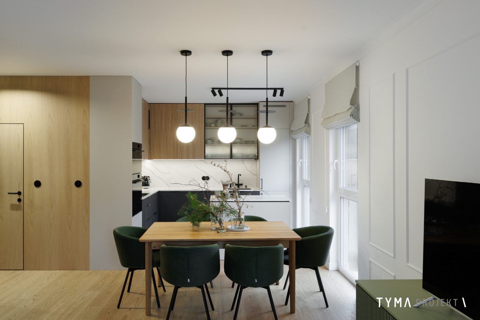 Stół jadalniany z lampą Ummo.