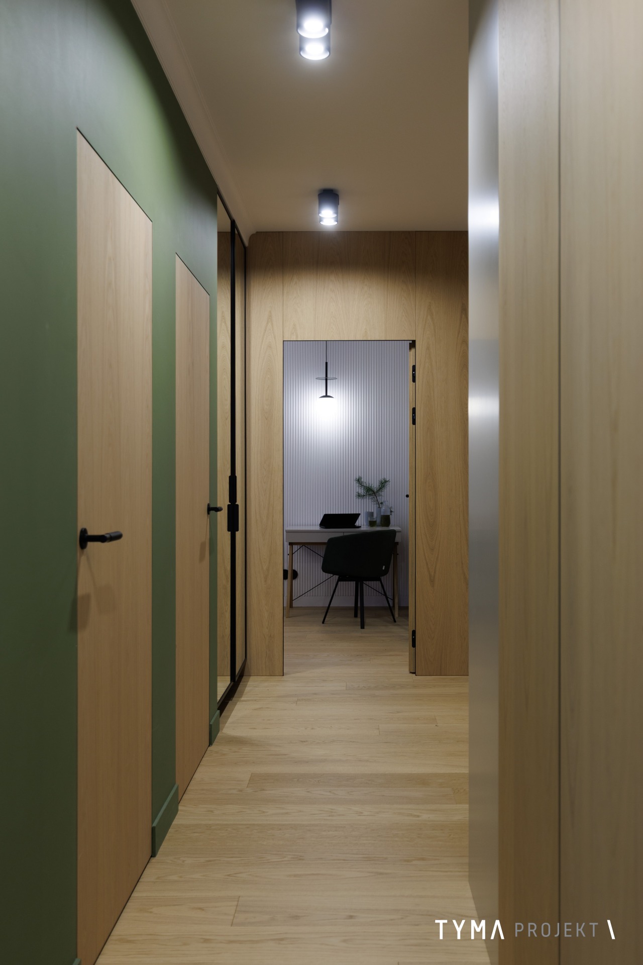 Hol z panelingiem dębowym.