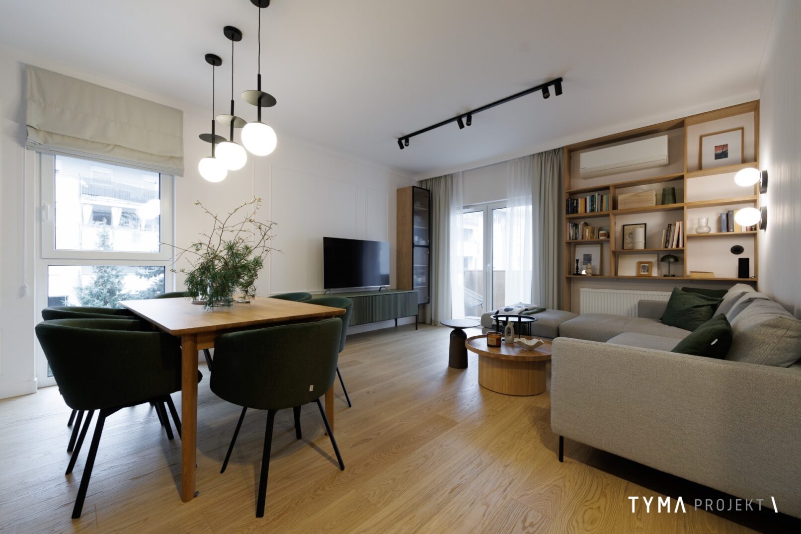 Przestronny salon w odcieniach dębu.