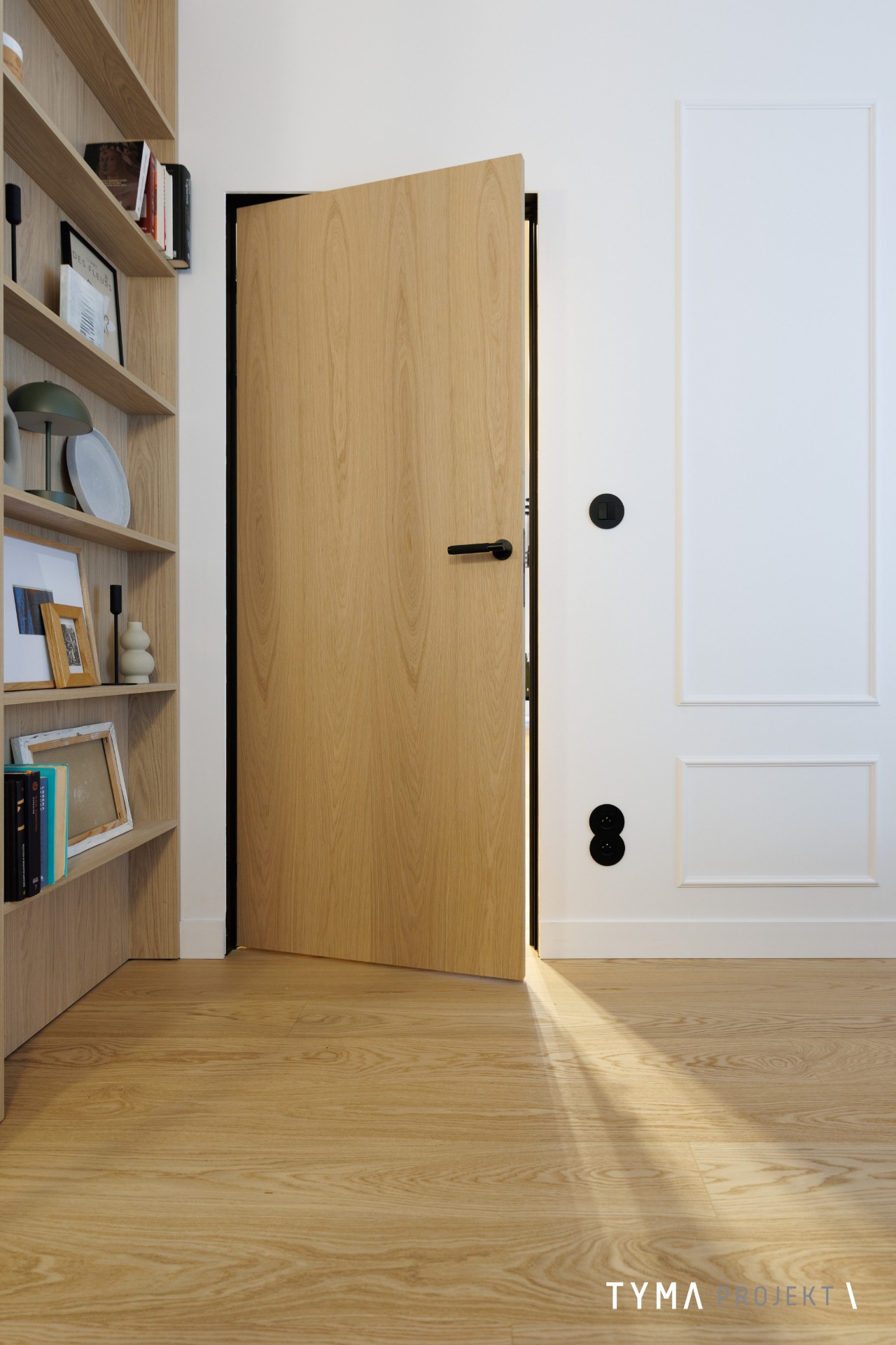 Drzwi otwierane przez ościeżnicę.