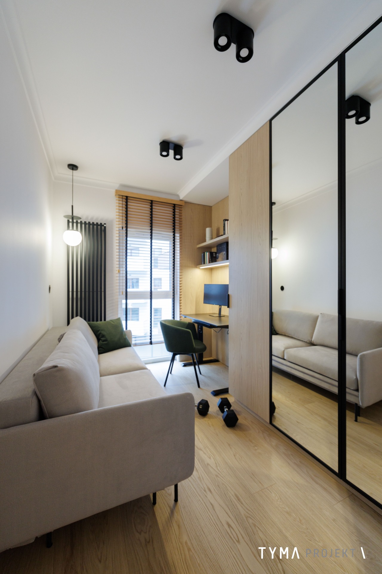 Wygodna sofa w gabinecie.