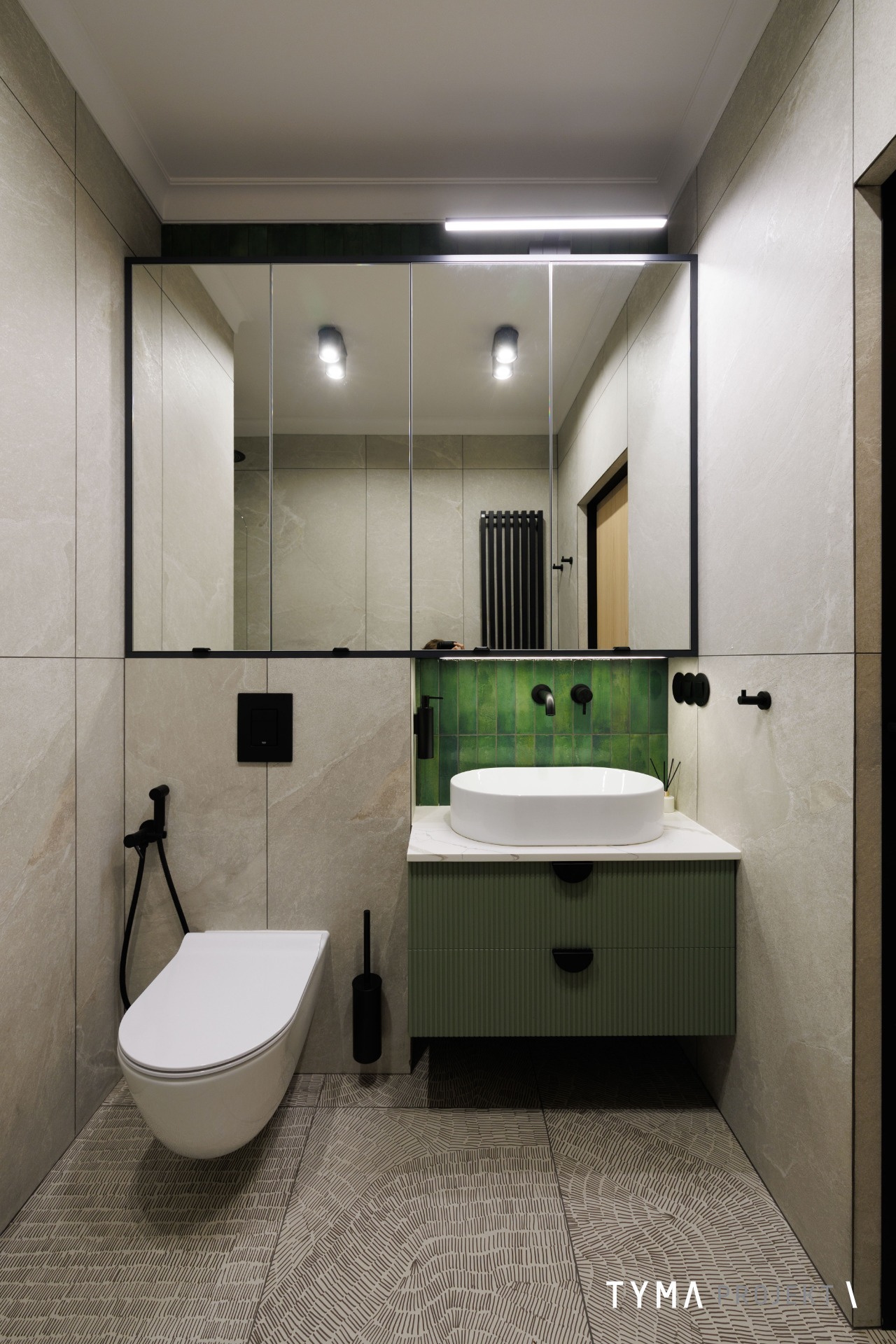 Szafka lustrzana w łazience.